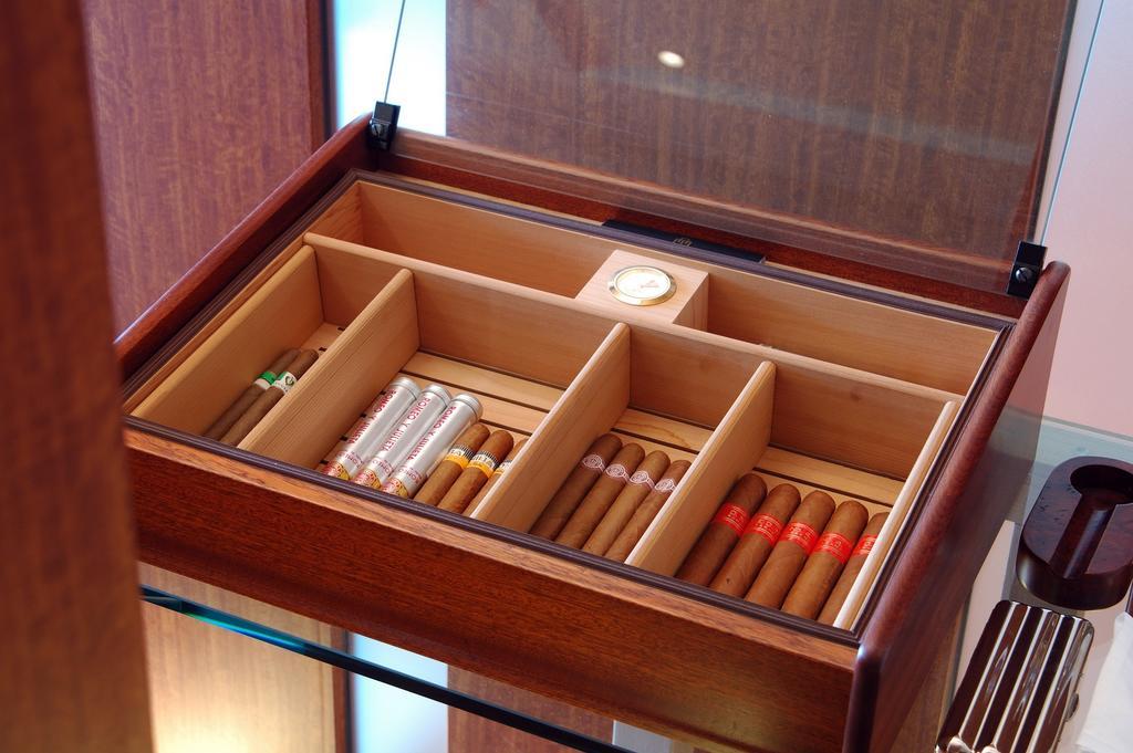 Hotel Hakone Tokinoshizuku Extérieur photo A cigar humidor