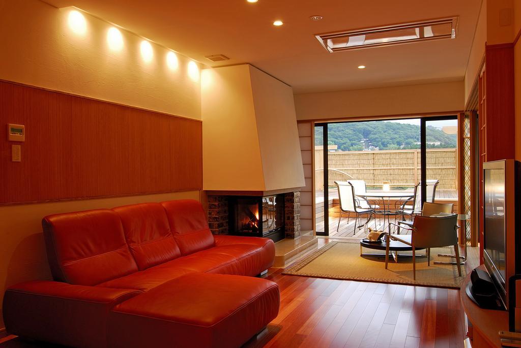 Hotel Hakone Tokinoshizuku Chambre photo A living room with a fireplace